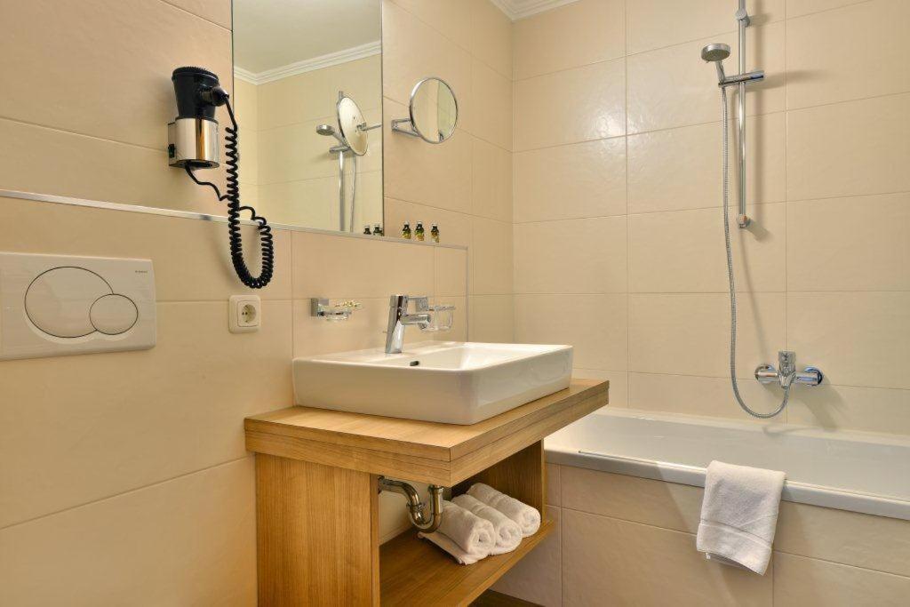 Gasthof Und Hotel Rieder Gmbh Jenbach Exteriör bild